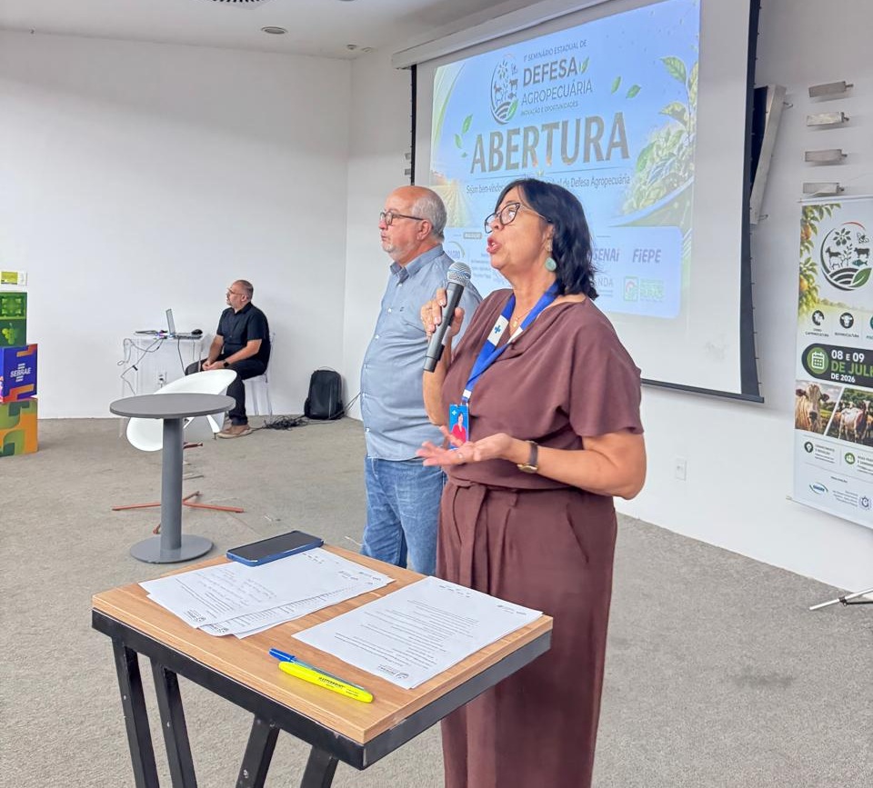 Autoridades durante a cerimônia de abertura do seminário, no auditório principal