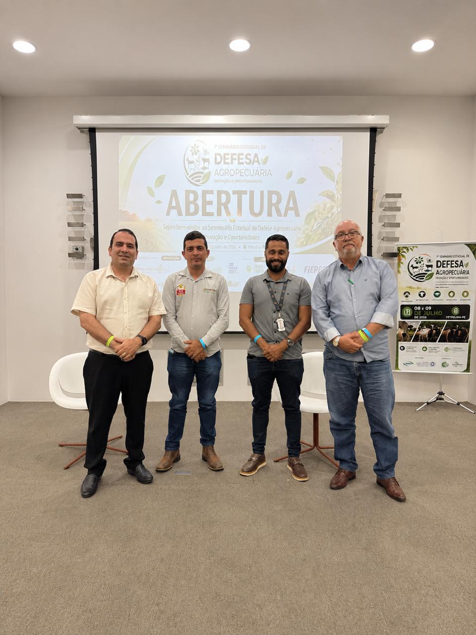 Autoridades e representantes das instituições parceiras durante o evento