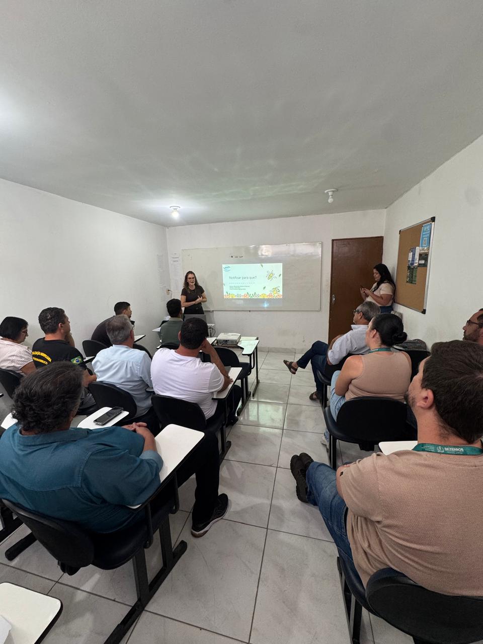 Equipe da Adagro durante encontro técnico com apicultores de Bezerros