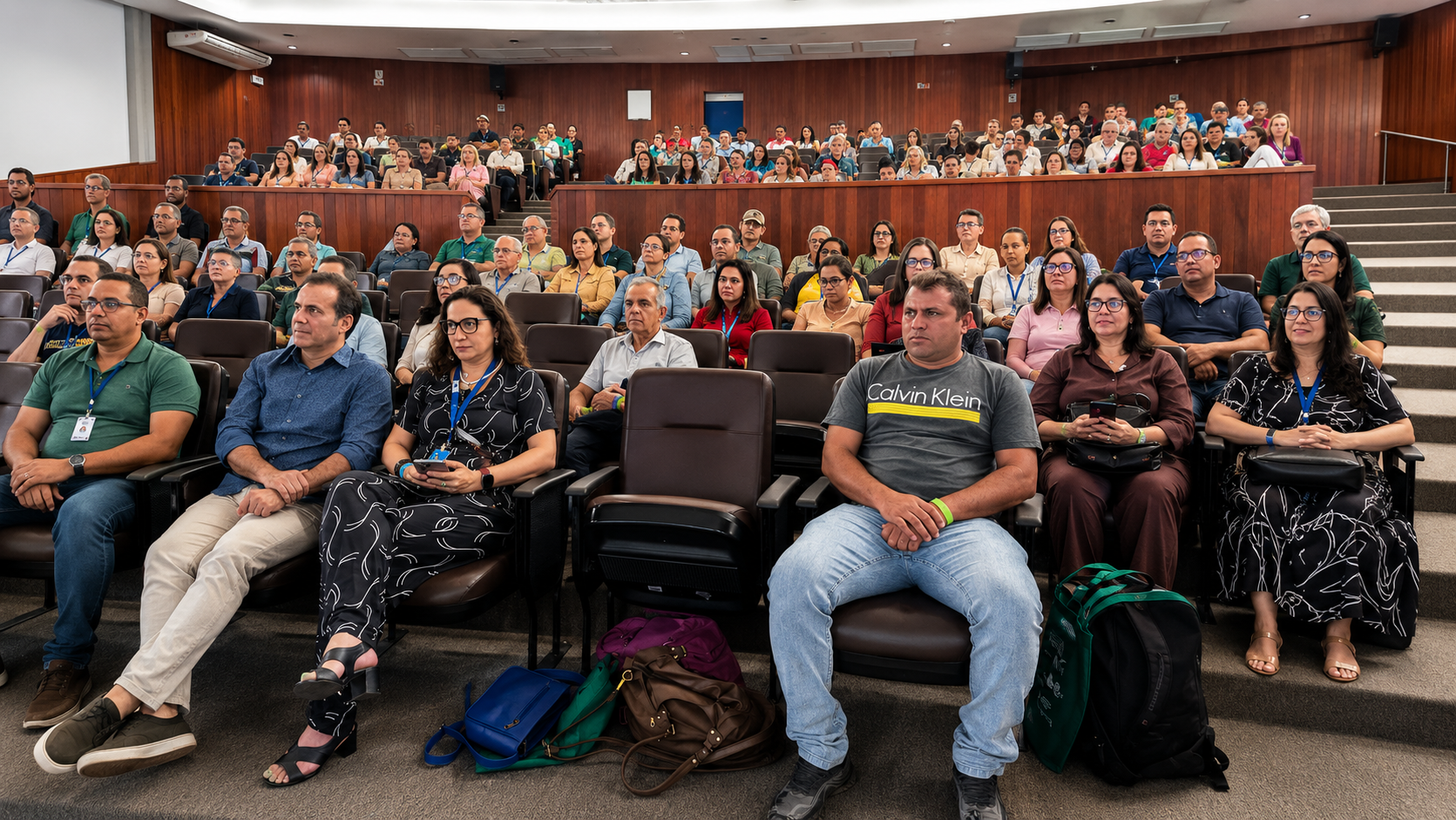 Público participante durante sessão de perguntas e interação com os palestrantes