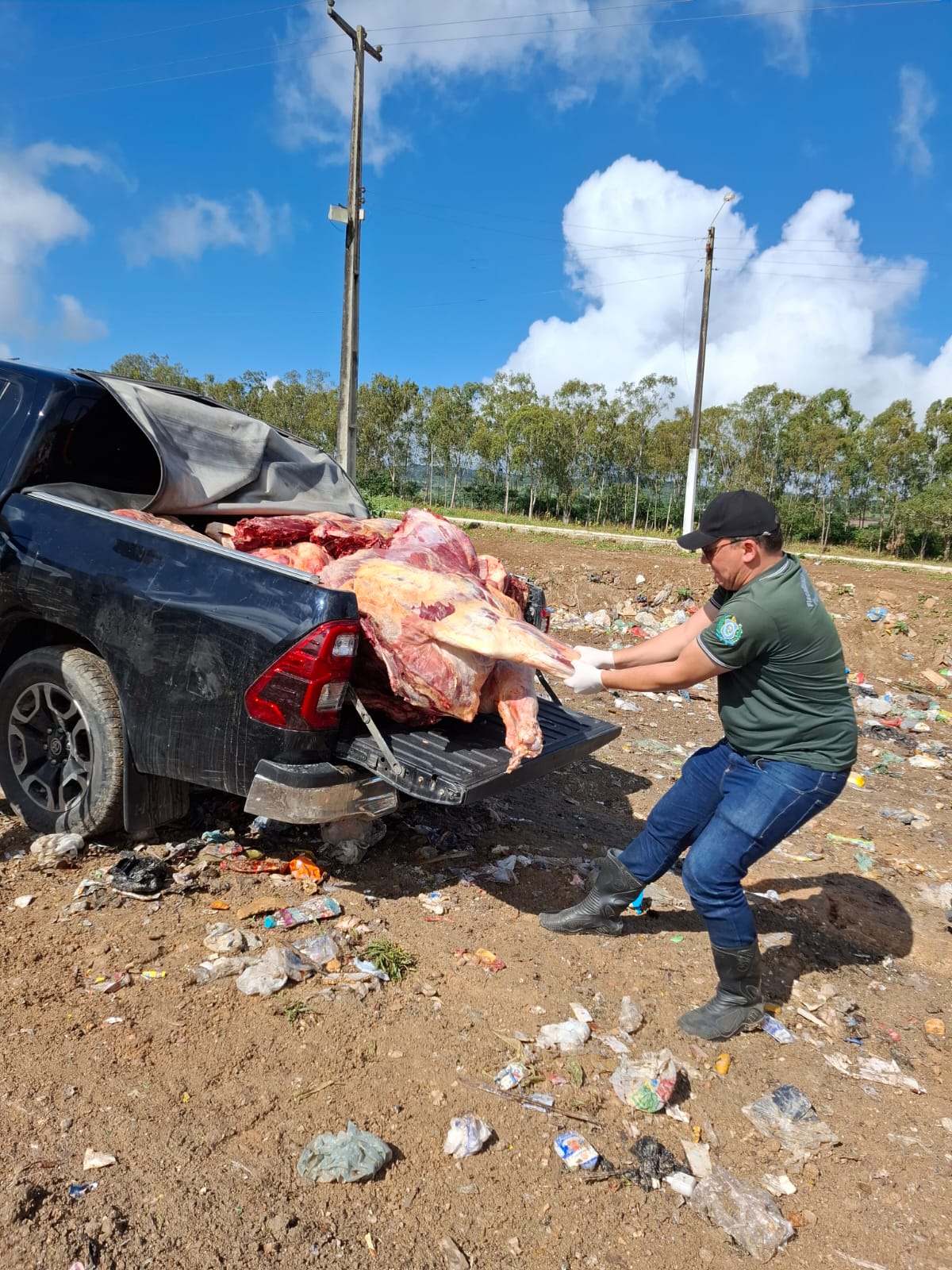 Equipe da ADAGRO e PRF durante fiscalização de carne bovina na BR-423, Garanhuns - PE